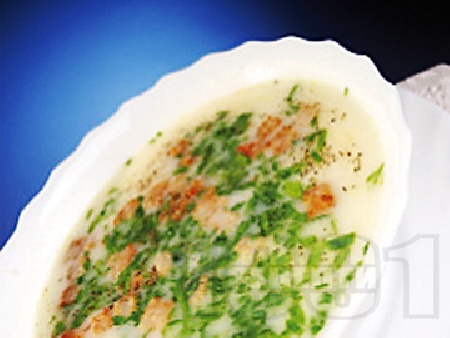 Крем супа от карфиол, картофи и топено сирене, поднесена с крутони - снимка на рецептата